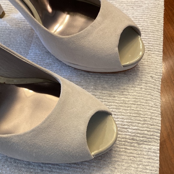COACH LIGHT GRAY SUEDE LEATHER SELMA HEELS. NEVER WORN. GORGEOUS! SIZE 7.  NWOT - Picture 8 of 13